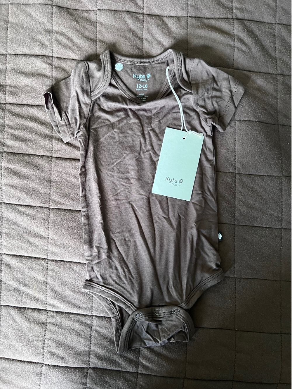 Kyte Baby Taupe short sleeve baby bodysuit 12-18m